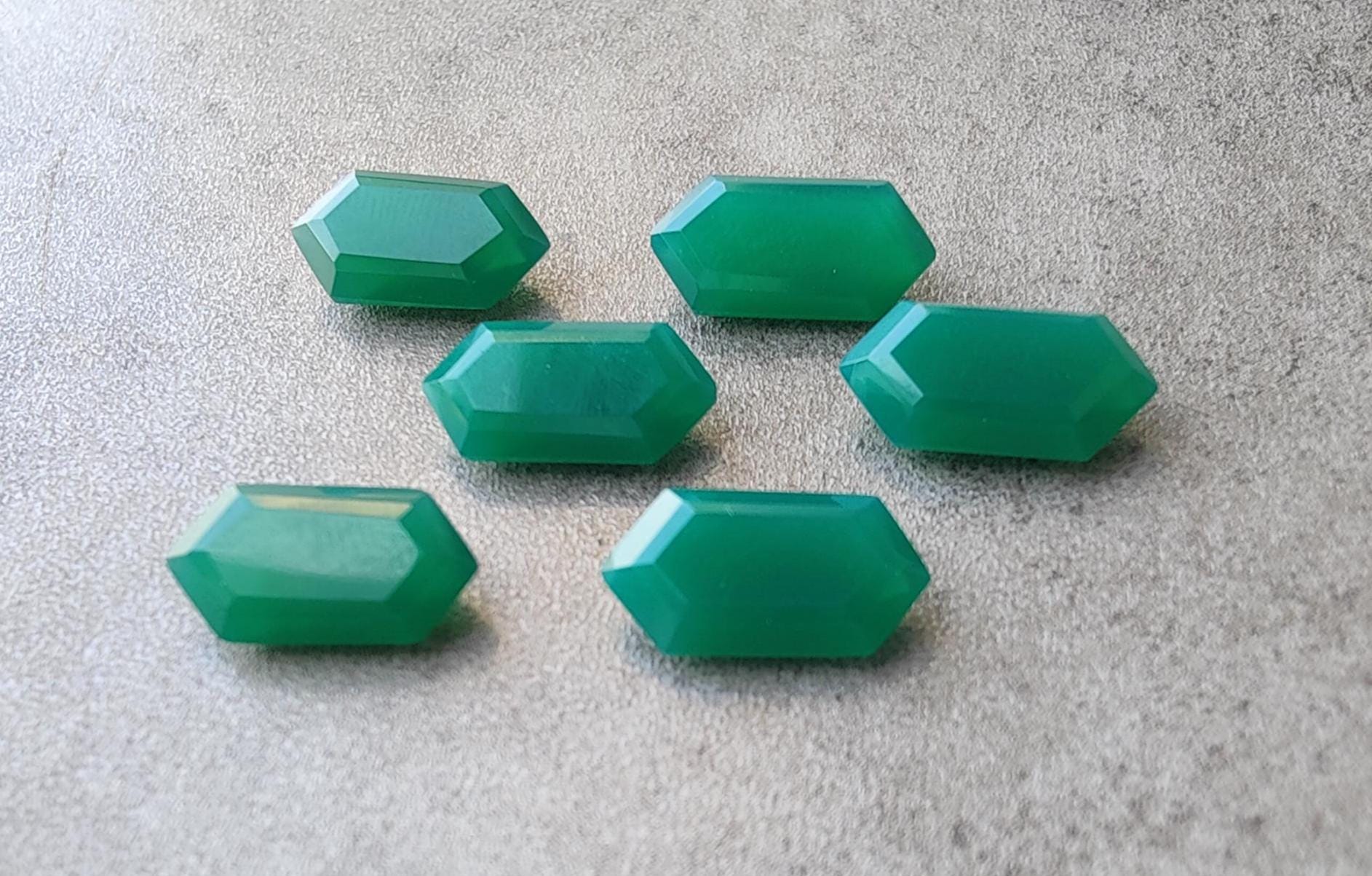 ファセットカットのグリーンオニキス宝石：AAA+六角形カット、校正済み