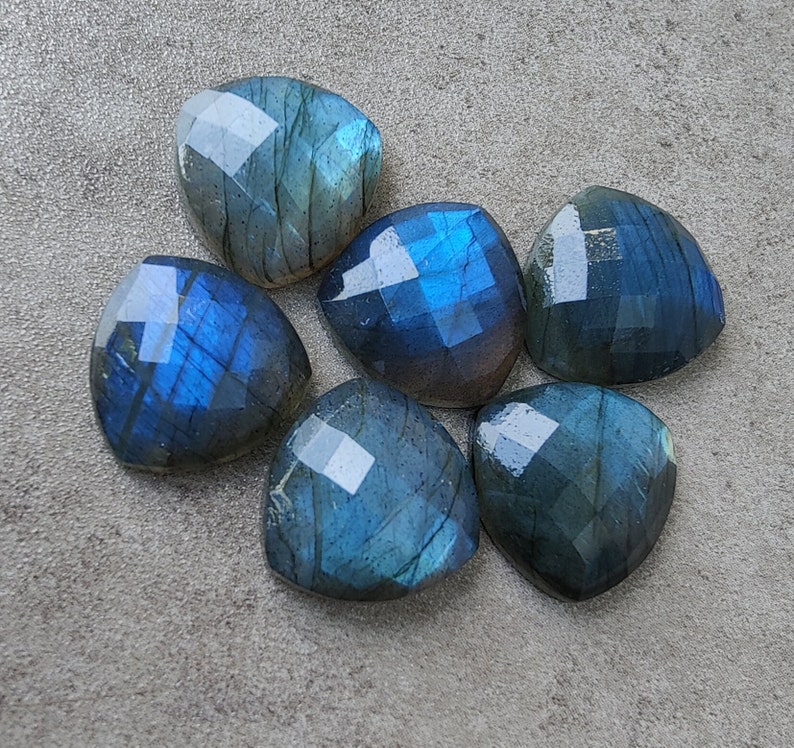 Pu&ograve; includere: Sei cabochon di labradorite blu iridescente a forma di cuore sfaccettato.