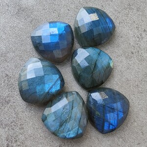 Pu&ograve; includere: Sei cabochon di labradorite blu-verde iridescenti a forma di cuore.