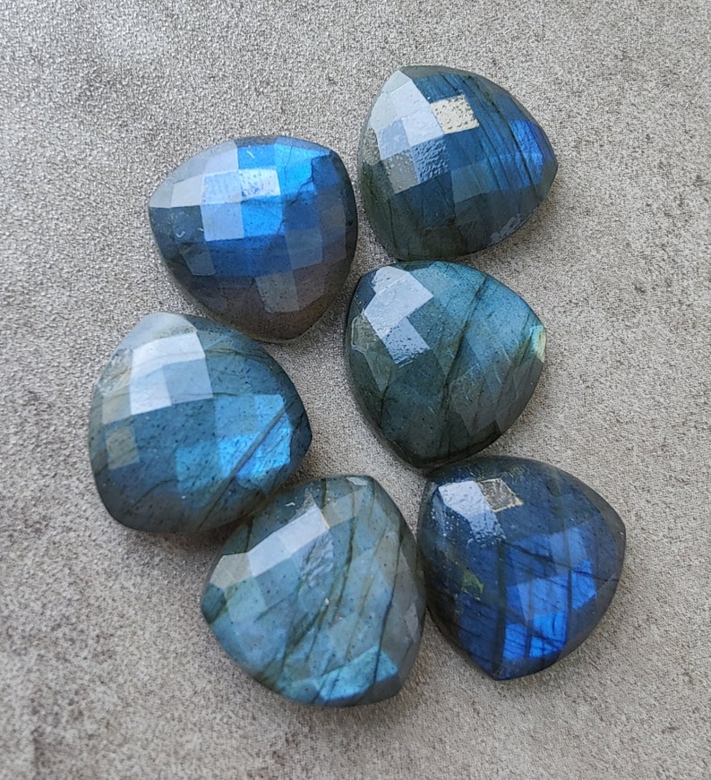 Pu&ograve; includere: Sei cabochon di labradorite blu-verde iridescenti a forma di cuore.