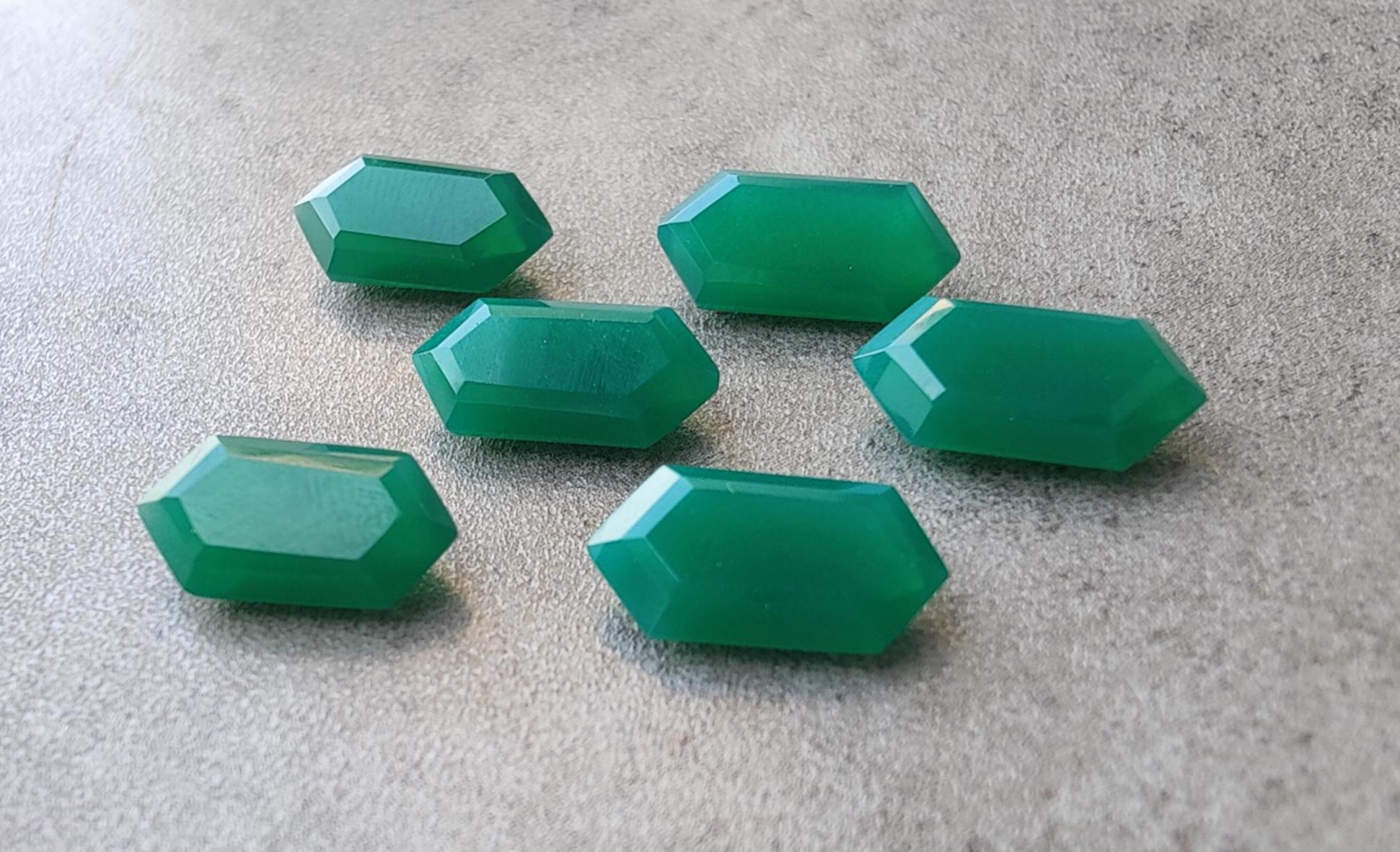 ファセットカットのグリーンオニキス宝石：AAA+六角形カット、校正済み