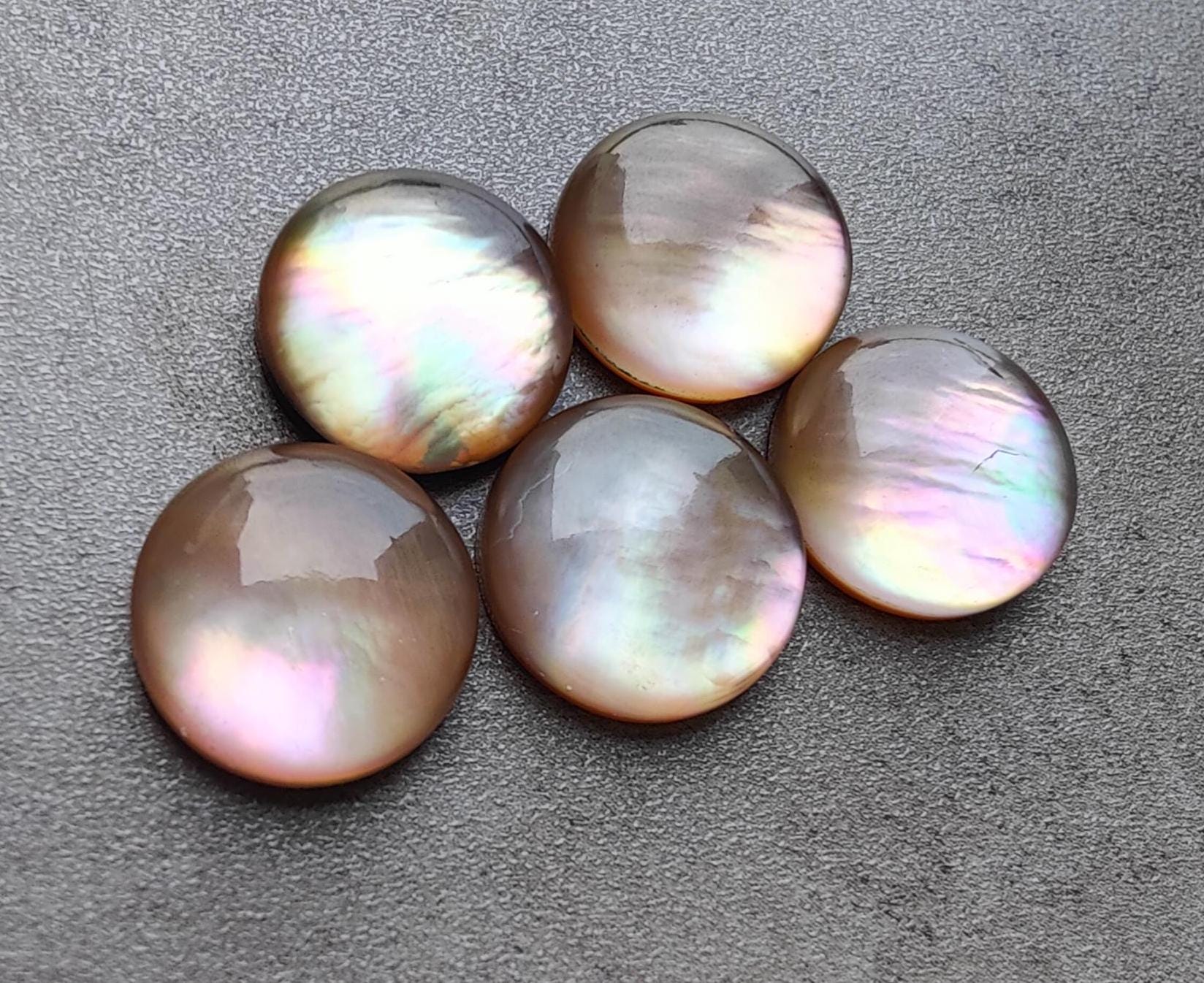 Cabochon Quartz œil De Chat Rose Clair Naturel – 87 Carats, Taille Excellent