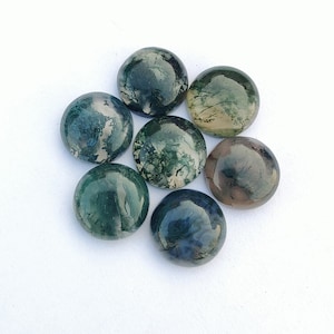 Peut inclure: Sept cabochons ronds en agate verte et blanche avec un motif marbré. Les cabochons sont lisses et polis.