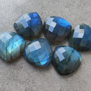 Pu&ograve; includere: Sei cabochon di labradorite blu iridescente a forma di cuore.