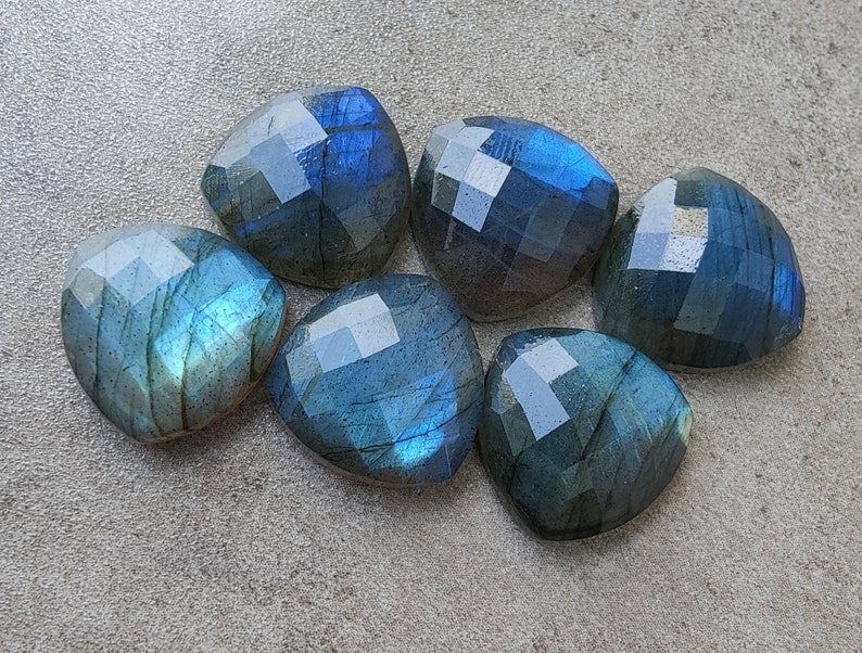 Pu&ograve; includere: Sei cabochon di labradorite blu iridescente a forma di cuore.