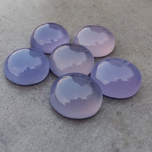 以下が含まれることがあります： ラベンダー色の滑らかで丸い宝石が6つ。石は磨かれており、わずかに光沢があります。