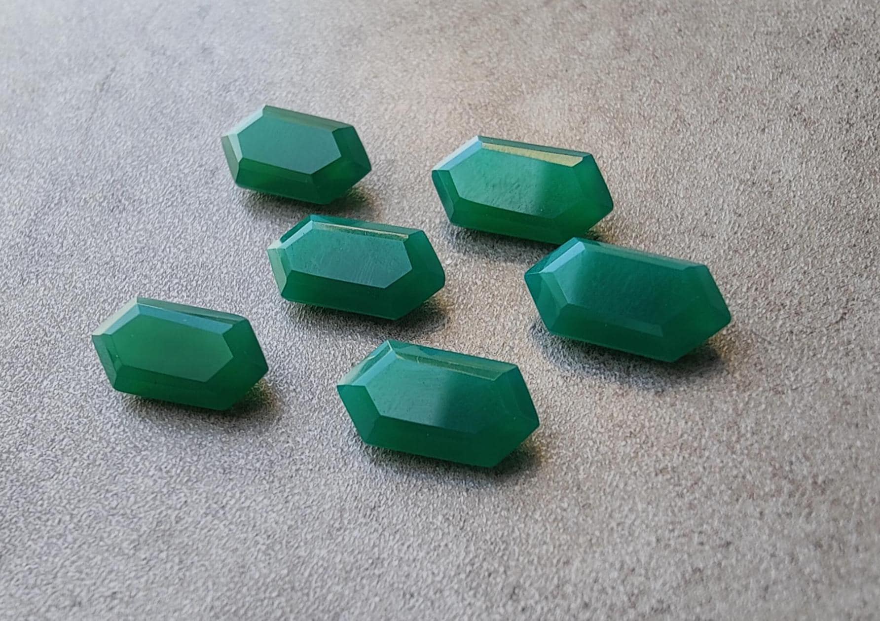 ファセットカットのグリーンオニキス宝石：AAA+六角形カット、校正済み