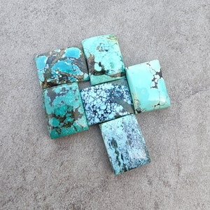 Può includere: Sei cabochon turchesi con diverse tonalità di blu e verde. I cabochon sono rettangolari e hanno una superficie liscia e lucida.