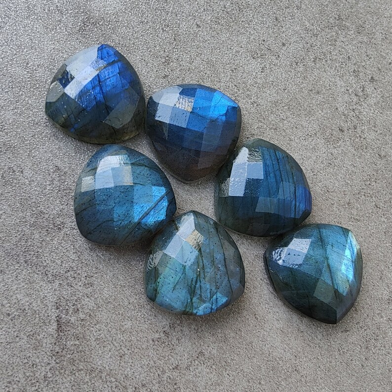 Pu&ograve; includere: Sei cabochon di labradorite blu-verde iridescenti a forma di cuore sfaccettato.
