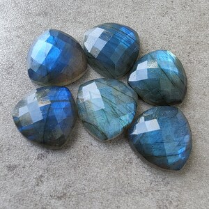 Pu&ograve; includere: Sei cabochon a forma di cuore in labradorite blu. Le pietre hanno una qualit&agrave; scintillante e iridescente.