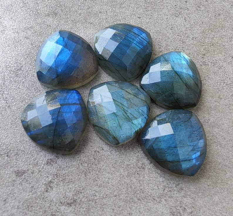 Pu&ograve; includere: Sei cabochon a forma di cuore in labradorite blu. Le pietre hanno una qualit&agrave; scintillante e iridescente.