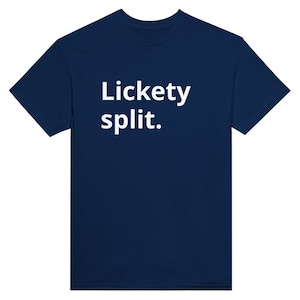 Può includere: T-shirt blu navy con la scritta bianca "Lickety split.". La maglietta ha un girocollo e maniche corte. Il testo è centrato sul davanti.