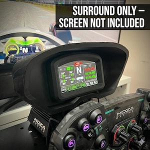 以下が含まれることがあります： データを示すデジタルディスプレイを備えた黒いレーシングシミュレーターダッシュボード。ディスプレイは「MOZA RACING」の文字が入ったレーシングホイールに取り付けられています。「SURROUND ONLY - SCREEN NOT INCLUDED」の文字が上部にあります。
