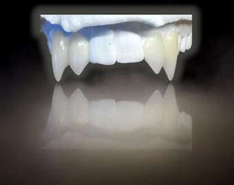 Personalizowane akrylowe kły wampira wykonane metodą dentystyczną - ręcznie robione, bez kleju!