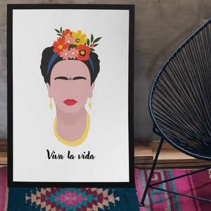 Könnte beinhalten: Ein gerahmter Druck mit einer farbenfrohen Illustration von Frida Kahlo mit Blumen im Haar. Der Text "Viva la vida" ist unter der Illustration gedruckt.