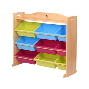 Peut inclure: Une étagère de rangement en bois pour jouets avec huit bacs en plastique colorés. Les bacs sont dans des tons de vert, bleu et rose. L'étagère a un design simple avec une poignée sur le dessus.