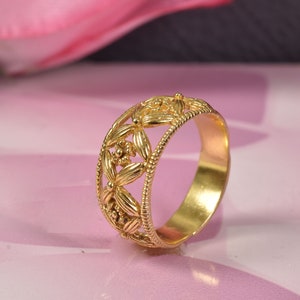 Elegante anillo de oro con estampado floral para mujer – Diseño tradicional