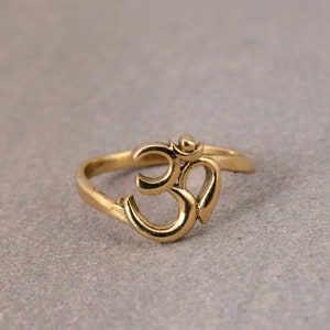 Janvi Jewelry Gold Om Ring | Hindu Om Symbol Ring | Spiritual Ring for Men & Women | Yoga Meditation Jewelry | Sanskrit Jewelry Gift