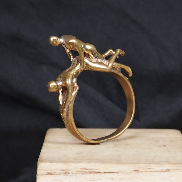 Anello artistico per coppia gay – Scultura intima di un uomo nudo in ottone
