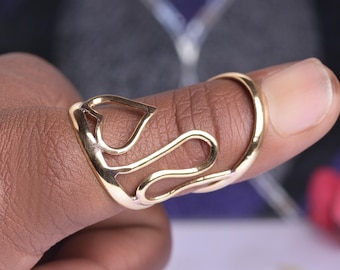 Anillo dorado ajustable con elegante diseño de corazón