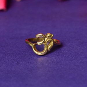 Anel Om de ouro maciço, anel de ioga, joias Ohm, anel Yogini, anel de símbolo espiritual, anel de espírito minimalista, presente de professor de ioga, anel delicado