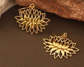 Pendientes de pétalos de loto dorados calados: colgante floral festivo
