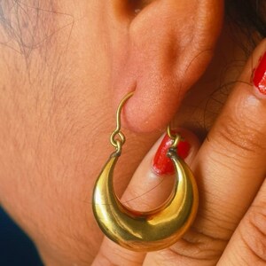 Dome crescent hoops, 18k Gold plated, Crescent shaped earring with latch closure, Minimal Style, Everyday hoop earrings