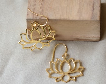 Pendientes de flor de loto dorada / Pendientes colgantes bohemios / Pendientes ligeros hechos a mano para mujer / Regalo de joyería espiritual de yoga
