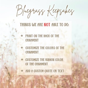 K&ouml;nnte beinhalten: Grafik mit dem Text "Bluegrass Keepsakes" in Schreibschrift. Der Text "THINGS WE ARE NOT ABLE TO DO:" wird von einer Liste gefolgt: Druck auf der R&uuml;ckseite, Farben anpassen, Bandfarbe anpassen und ein Zitat oder Text hinzuf&uuml;gen.