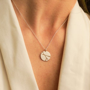 Kintsugi-schijfketting voor mannen en vrouwen, handgemaakte gouden initiaal Kintsugi-hanger en sieradencadeau voor hem of haar