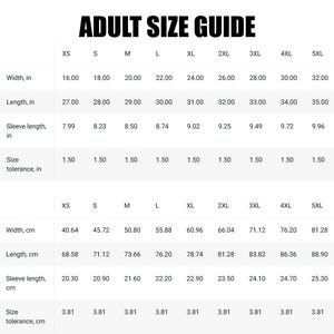 Puede incluir: Una tabla de gu&iacute;a de tallas para adultos, con medidas en pulgadas y cent&iacute;metros. La tabla incluye medidas de ancho, largo y largo de manga para las tallas XS a 5XL. El texto "ADULT SIZE GUIDE" est&aacute; en la parte superior.