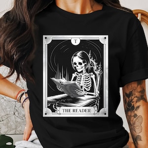 Camiseta de Tarot "El Lector" - Camiseta de Esqueleto Leyendo un Libro, Estética de la Academia Oscura, Camiseta Gótica de Tarot Bruja, Regalo de Lector Oculto