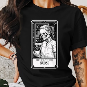 Camiseta con carta del tarot de esqueleto de enfermera registrada (monocromática) - Camiseta de enfermera registrada, regalo divertido para enfermera registrada, camiseta de regalo de tarot de enfermera esqueleto para ella