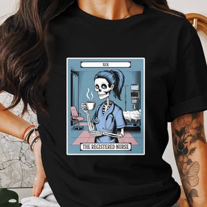 Camiseta con carta del tarot de esqueleto de enfermera registrada (color): camiseta de enfermera registrada, regalo divertido para enfermera registrada, camiseta de regalo de tarot de enfermera esqueleto para ella