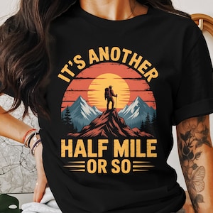 Es ist eine weitere halbe Meile oder so lustiges Wander-Shirt - Weg-Wanderer-T-Shirt, Vintage Berg Rucksackbeutel Grafik, Outdoor-Abenteuer-Humor-Geschenk