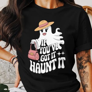 Camiseta "Si lo tienes, acechalo" (Fantasma volador) - Divertida camiseta de Halloween con dibujos animados, elegante y glamurosa.