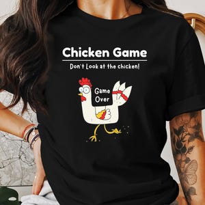 Jeu de poulet - Ne regardez pas le poulet - Chemise drôle de jeu de poulet Poulet dessin animé pour lui pour elle