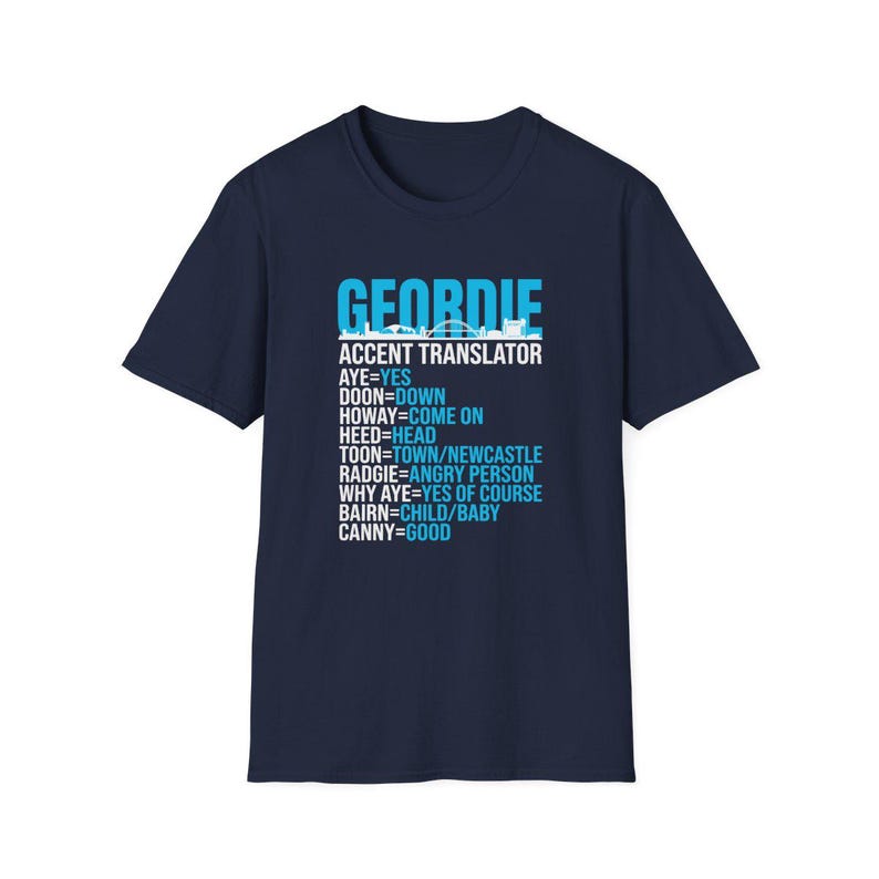 Puede incluir: Camiseta azul marino con la palabra "GEORDIE" en letras azul claro, sobre "ACCENT TRANSLATOR". La camiseta muestra frases Geordie y sus traducciones al ingl&eacute;s. Un regalo divertido y &uacute;nico.