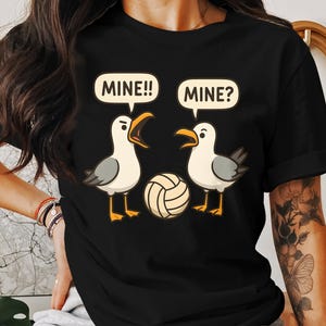 Camiseta "¡Mía!" de Gaviotas de Voleibol — Camiseta playera con dibujos animados, gráfico de humor veraniego, camiseta para vacaciones en la costa, regalo para amantes de las aves marinas