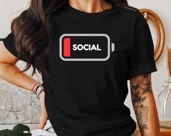 Low Social Battery Shirt – Funny Introvert Tee Empty Battery Graphic, Introvert T-Shirt, Anti-Social Gift