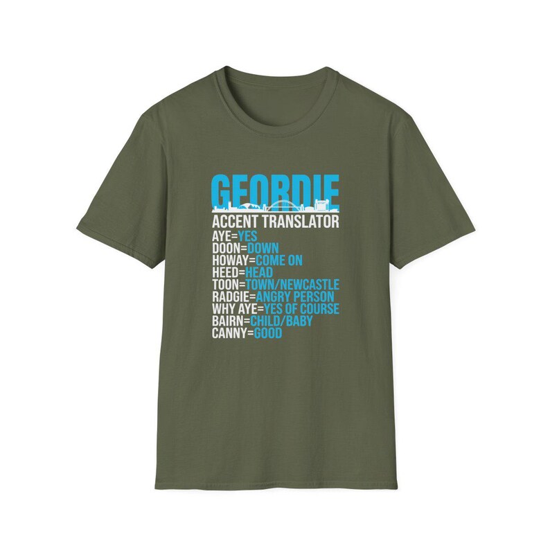 Puede incluir: Camiseta verde oliva con la palabra "GEORDIE" en letras azules en bloque y un traductor de acento debajo. El traductor incluye frases como "AYE=YES" y "CANNY=GOOD". La camiseta es de estilo casual.