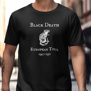 Può includere: Maglietta nera con una grafica bianca di un ratto e il testo "Black Death European Tour 1347-1351".