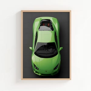 Puede incluir: Vista superior de un coche deportivo verde brillante en una impresión enmarcada. El coche tiene un diseño elegante con un parabrisas negro y un interior rojo. El coche está centrado en un fondo gris oscuro.