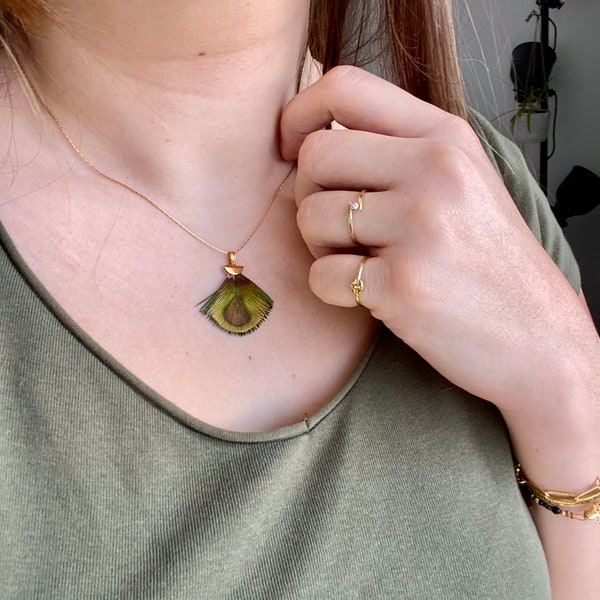 Collier pendentif raffiné en acier inoxydable et plume de paon verte | Élégant | Couleur or