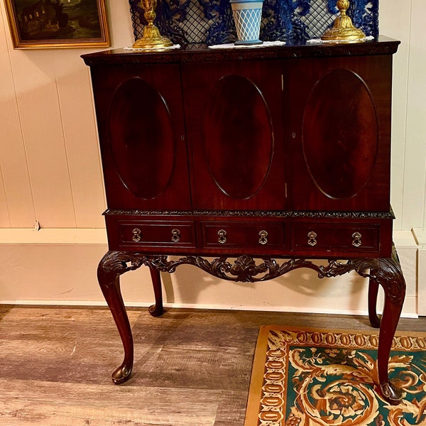 Exceptional English Chippendale Style Flame Mahogany Bar Server Cocktail Cabinet