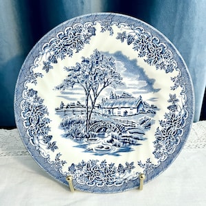 Prato de salada Churchill The Brook Blue. Feito na Inglaterra. Azul e branco.