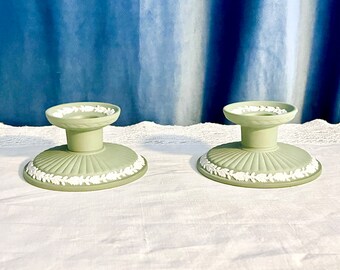 Prachtig vintage paar gecanneleerde groene Wedgwood Jasperware kandelaars