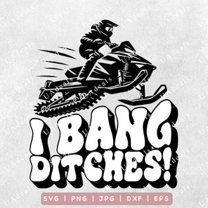 Puede incluir: Ilustración en blanco y negro de una persona conduciendo una moto de nieve con el texto "I BANG DITCHES!" en una fuente retro.