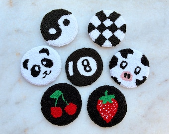 Noir rétro - Dessous de verre perforés avec esthétique sombre et cerisier amusant, damiers, panda, vache, excellente idée cadeau, ensemble de tapis de voiture pour conducteurs