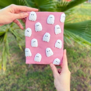 Funda para Kindle con fantasmas espeluznantes de Halloween, cubierta rosa hecha a mano con aguja perforadora para lector electrónico